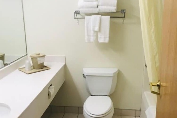 1 King Bed Private Bathroom (4 of 4)