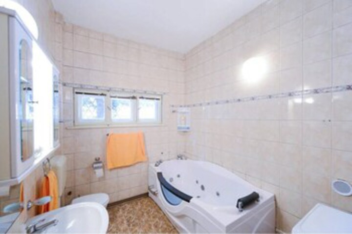 Room 2 of 17