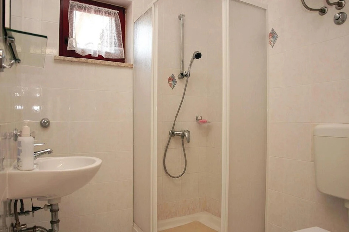 Room 8 of 18
