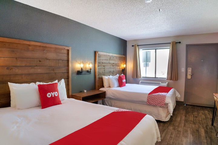2 Queen Beds (9 of 16)