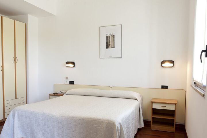 Room 12 of 24