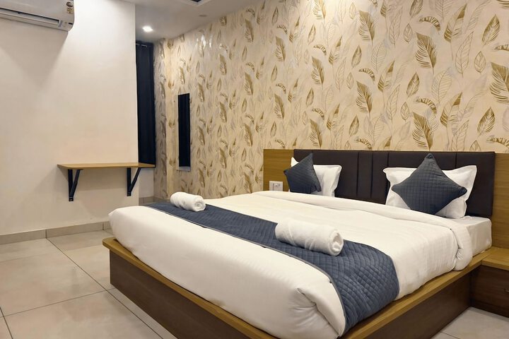 Room 12 of 16