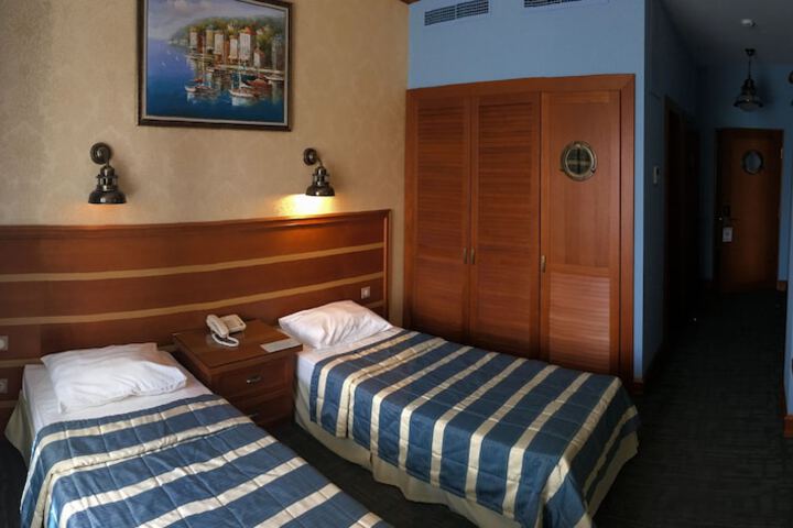 Room 7 of 75
