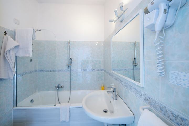 Room 12 of 22