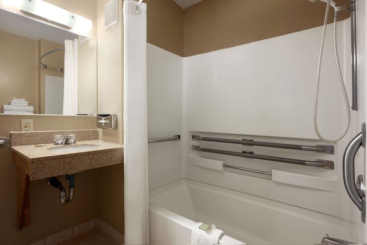 2 Double Beds (3 of 5)