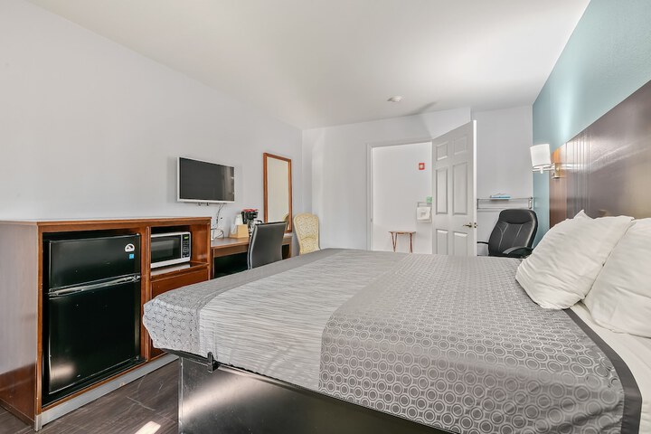 Standard Single Room 1 King Bed (9 of 10)