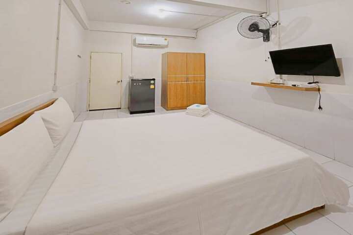 Room 7 of 12