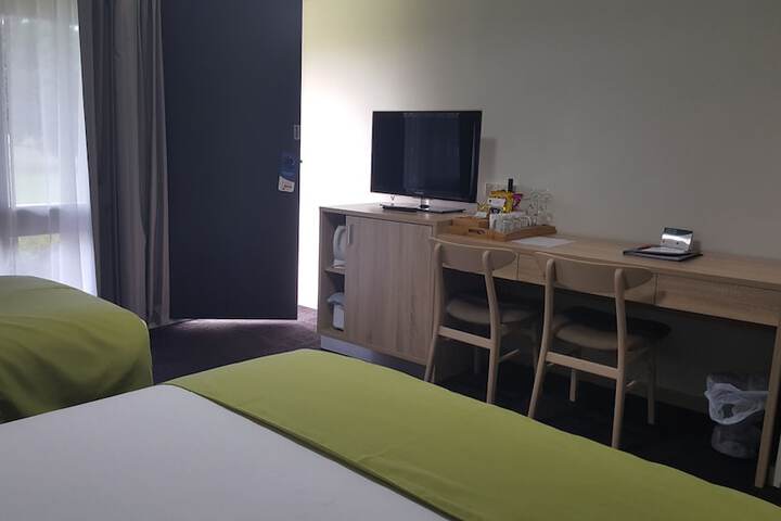 Room 5 of 76