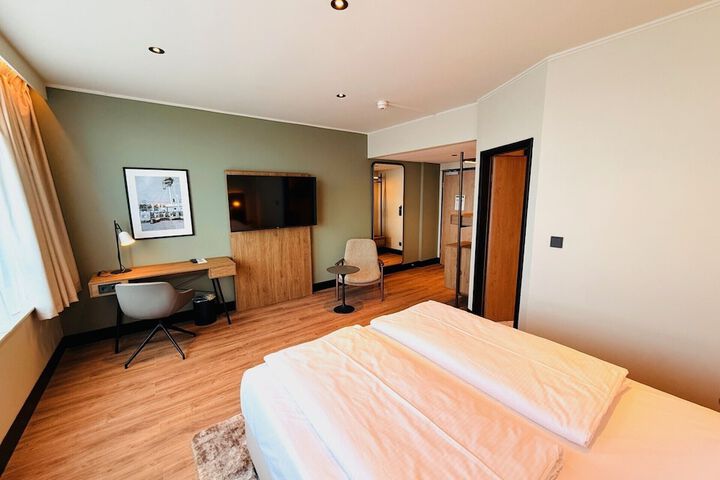 Room 6 of 32