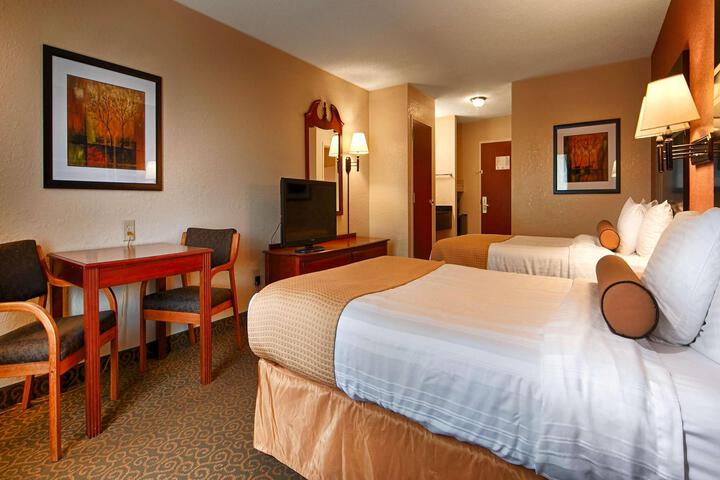 2 Double Beds Sitting Area Work Desk Microwave and Refrigerator WiFi Full Breakfast (2 of 6)