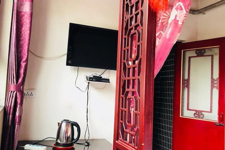Room 5 of 18
