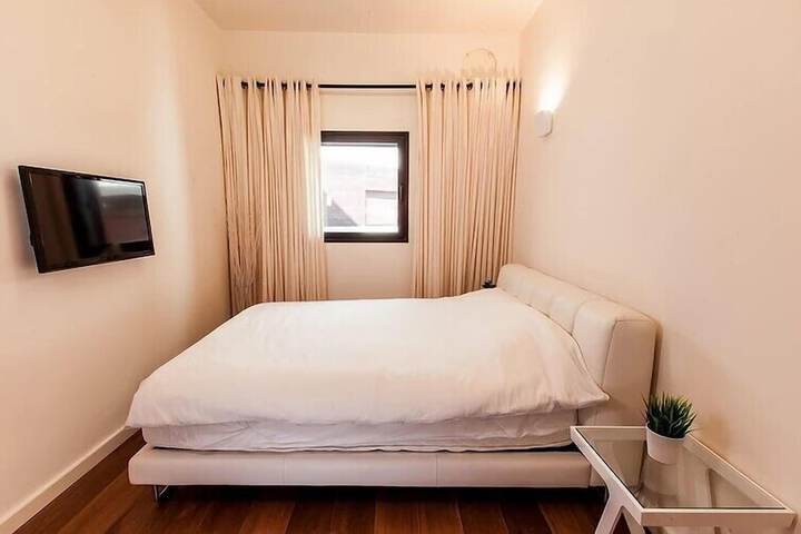 Room 17 of 83