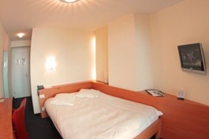 Room 32 of 106