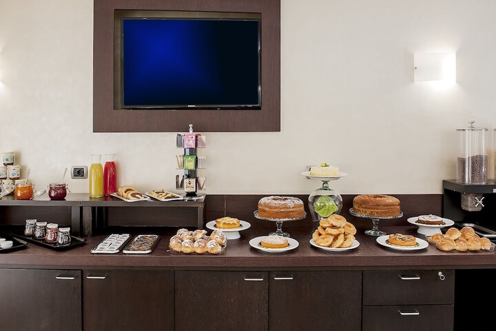 Breakfast/Coffee Service 74 of 110