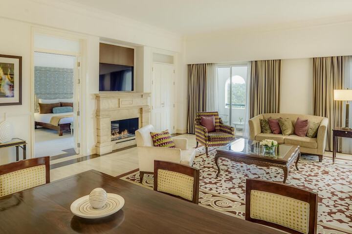 Room 28 of 208