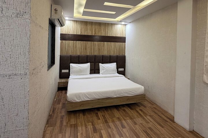 Room 11 of 30
