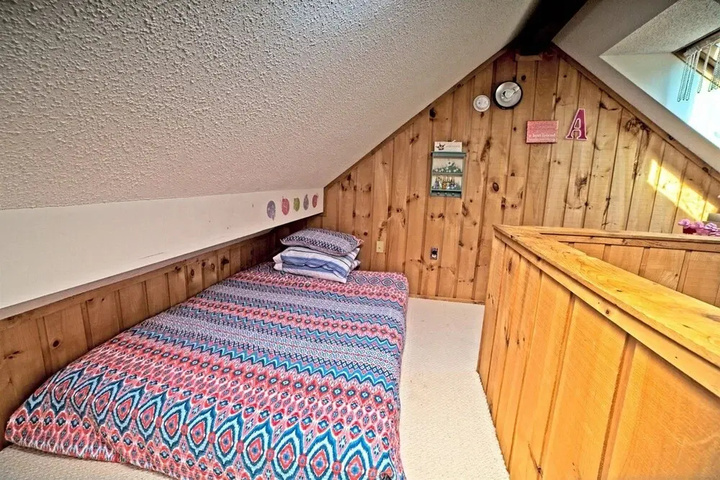 Room 4 of 8