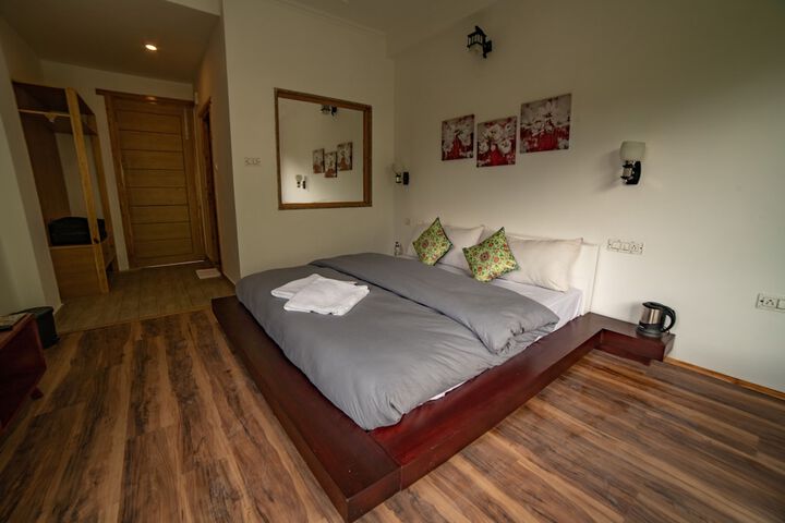Room 11 of 80