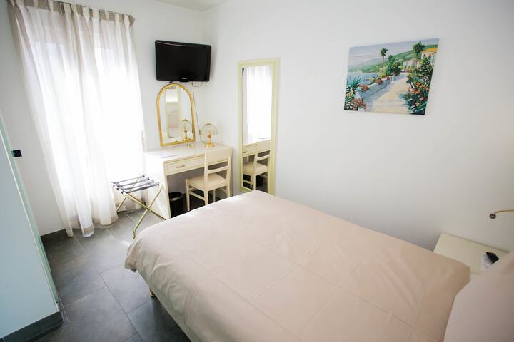 Room 12 of 63