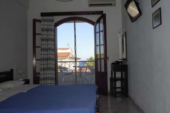 Room 6 of 10