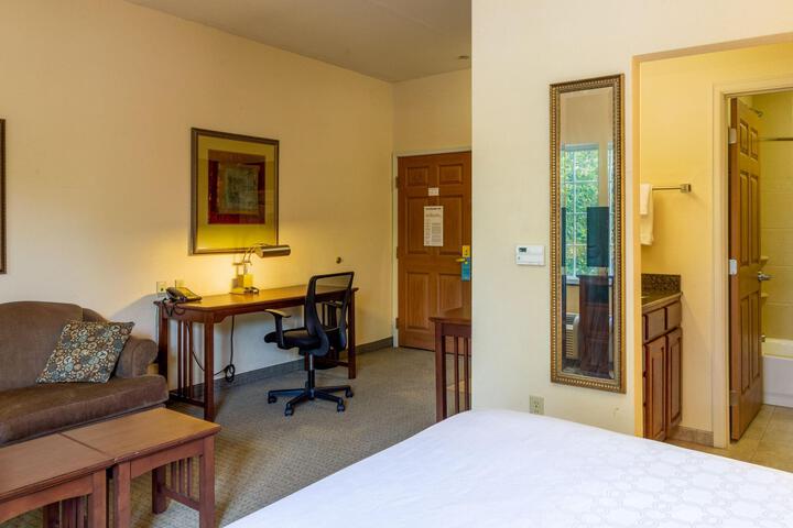 1 Queen Bed Studio Suite (9 of 12)