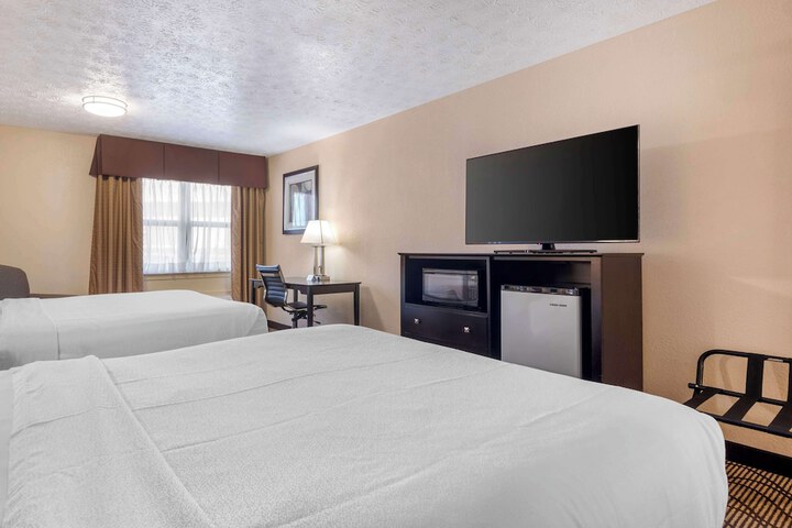 2 Queen Beds High Speed Internet Accessible Microwave and Refrigerator Desk Coffee Make (7 of 10)