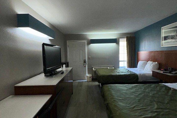 2 Double Beds Accessible (27 of 33)