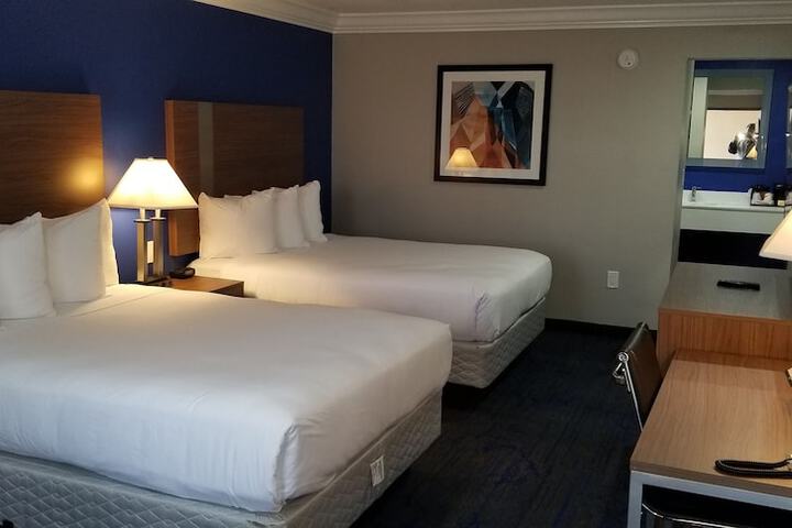 2 Queen Beds (10 of 11)