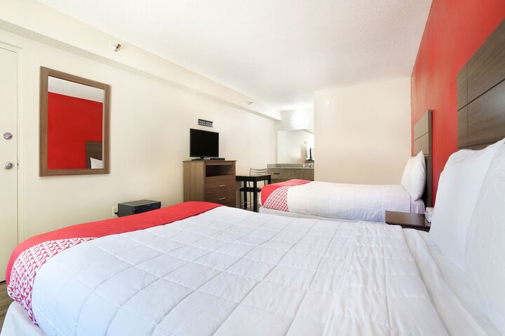 1 Queen Bed (16 of 19)