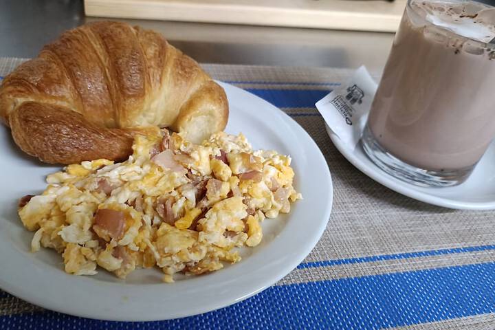 Breakfast/Coffee Service 26 of 38