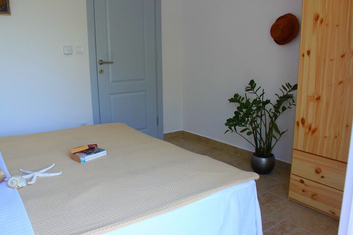 Room 12 of 100
