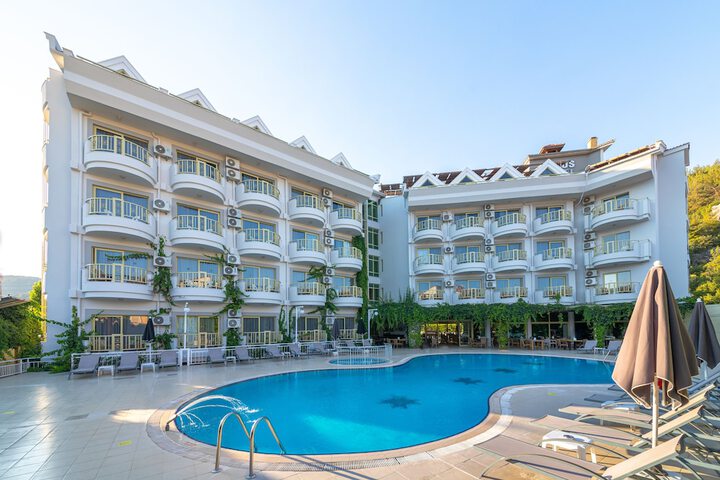 Hotel Pool