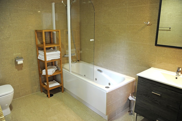 Deep soaking bathtub