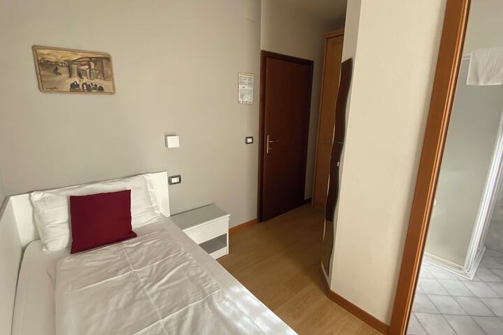 Room 34 of 148