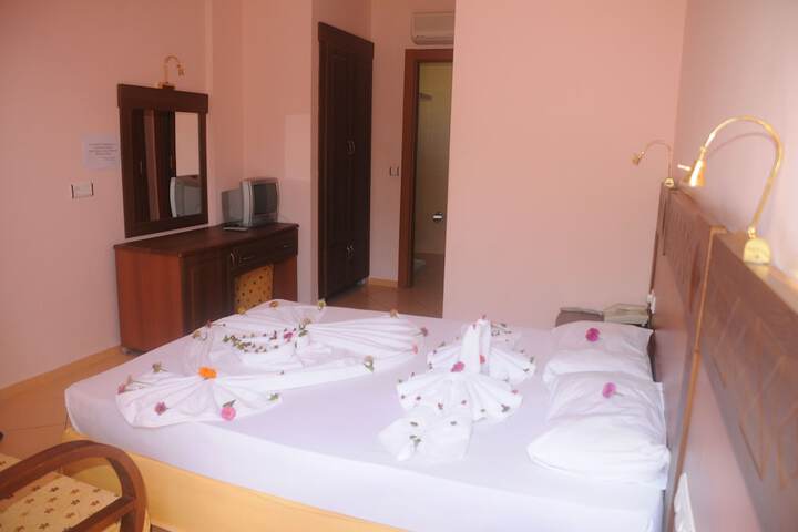 Room 4 of 32