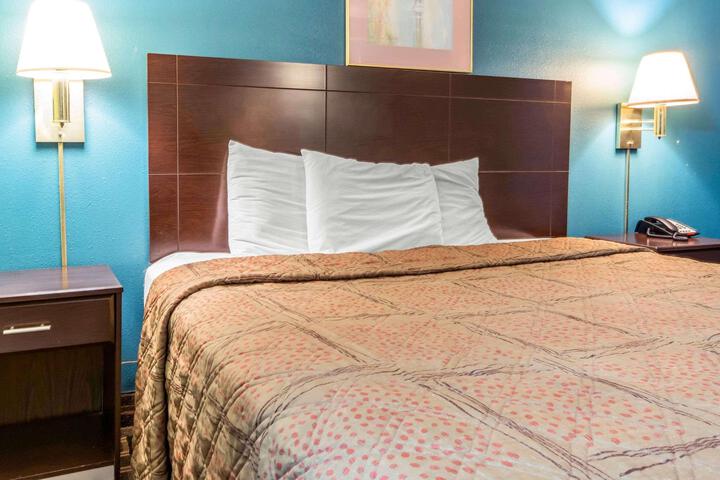 1 Queen Bed (4 of 8)