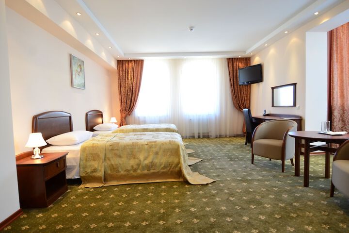 Room 10 of 28
