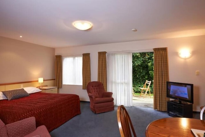 Room 5 of 16