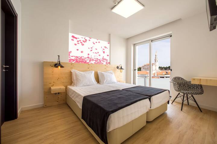 Room 9 of 25