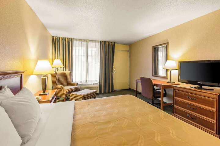 1 King Bed (8 of 8)
