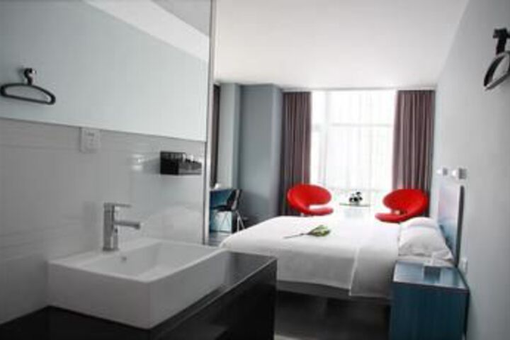 Room 17 of 38
