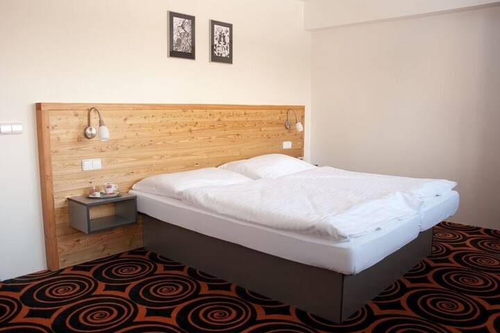 Room 2 of 49