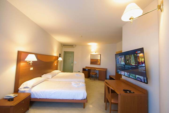 Room 12 of 28