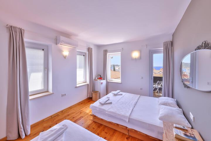 Room 4 of 87