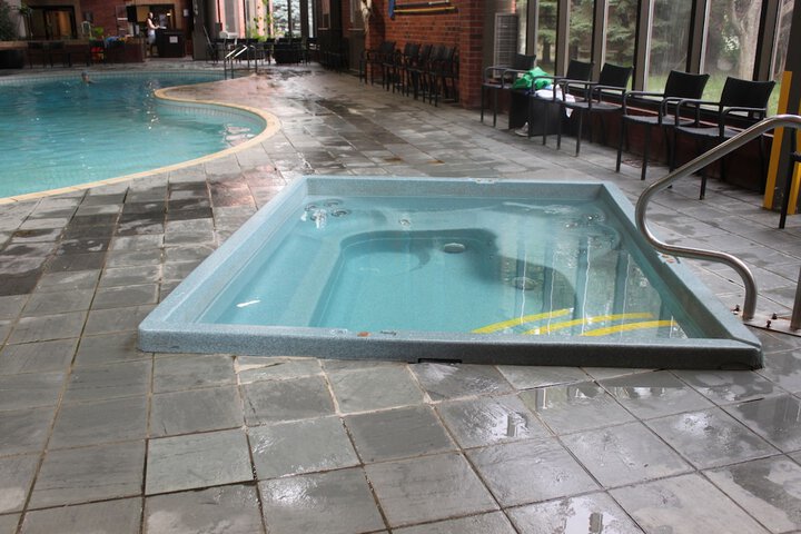 Indoor spa tub