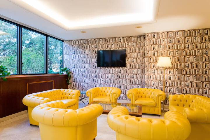 Lounge 33 of 54