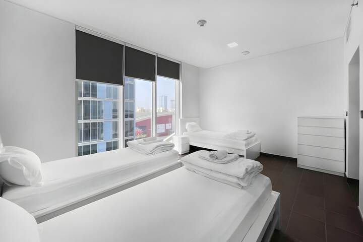Room 4 of 8
