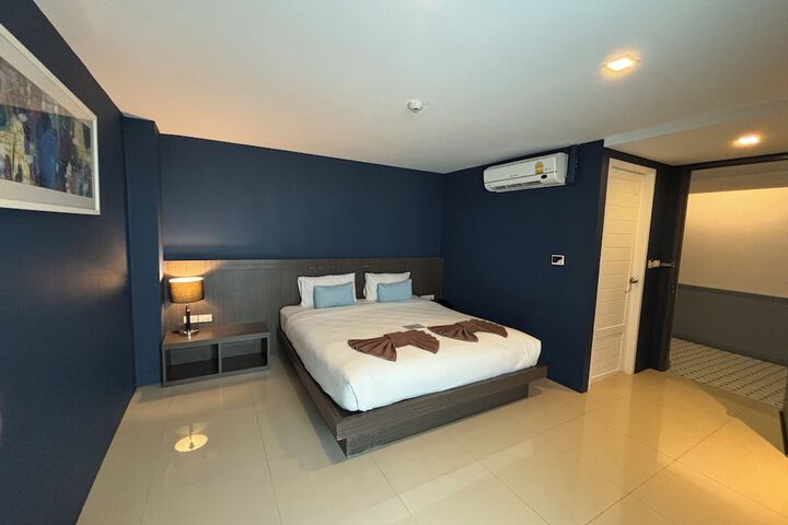 Room 6 of 33