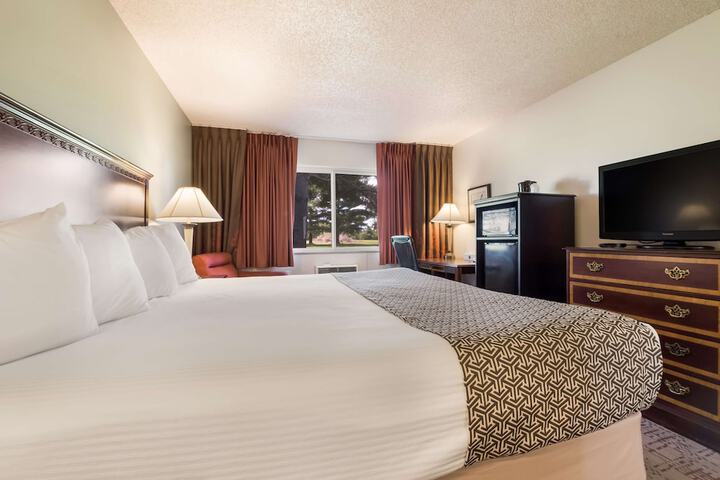 1 King Bed Work Desk High Speed Internet Accessible Microwave and Refrigerator, Coffee M (8 of 18)