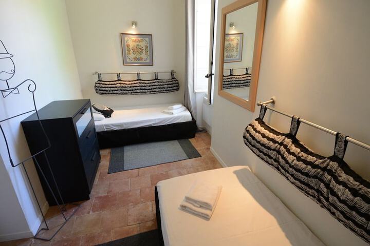 Room 27 of 61